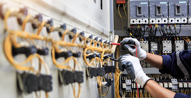 Professional Electrician technician working in Auburn Hills, MI